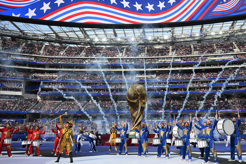 Artistas actúan durante la ceremonia de apertura del Mundial de Fútbol de 2026, antes del partido del Grupo D entre Estados Unidos y Paraguay en el Estadio de Los Ángeles en Inglewood, el 12 de junio de 2026. (Patrick T. Fallon / AFP vía Getty Images)