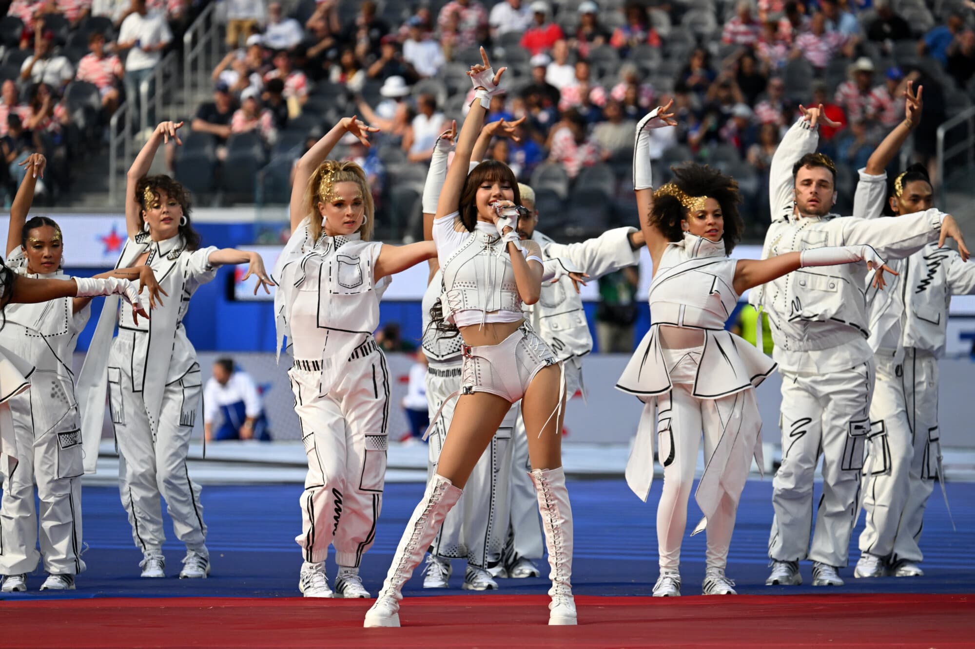 <em>La rapera tailandesa Lisa actúa durante la ceremonia de apertura del Mundial de Fútbol de 2026, antes del partido del Grupo D entre Estados Unidos y Paraguay en el Estadio de Los Ángeles en Inglewood, el 12 de junio de 2026. (Patrick T. Fallon / AFP vía Getty Images)</em>