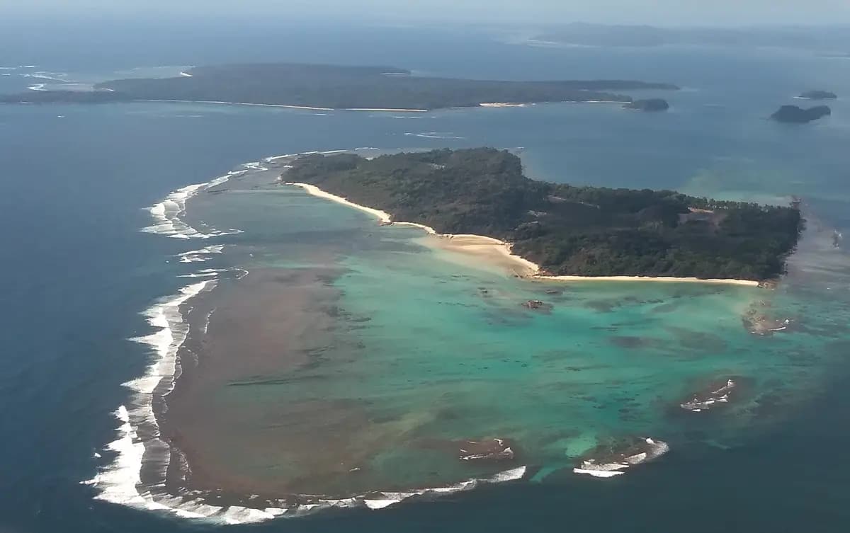 Fotografía aérea tomada el 22 de septiembre de 2018 muestra la isla Boat, en las islas Andamán, un remoto archipiélago indio en el golfo de Bengala. (Hari Kumar/AFP vía Getty Images)
