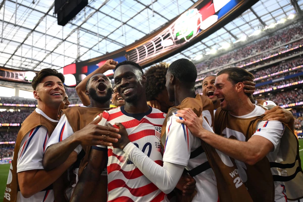 El delantero estadounidense Folarin Balogun (C), número 20, celebra con sus compañeros tras marcar el tercer gol de su equipo durante el partido de fútbol del Grupo D de la Copa Mundial 2026 entre Estados Unidos y Paraguay en el Estadio de Los Ángeles en Inglewood el 12 de junio de 2026. (Patrick T. Fallon/AFP vía Getty Images)