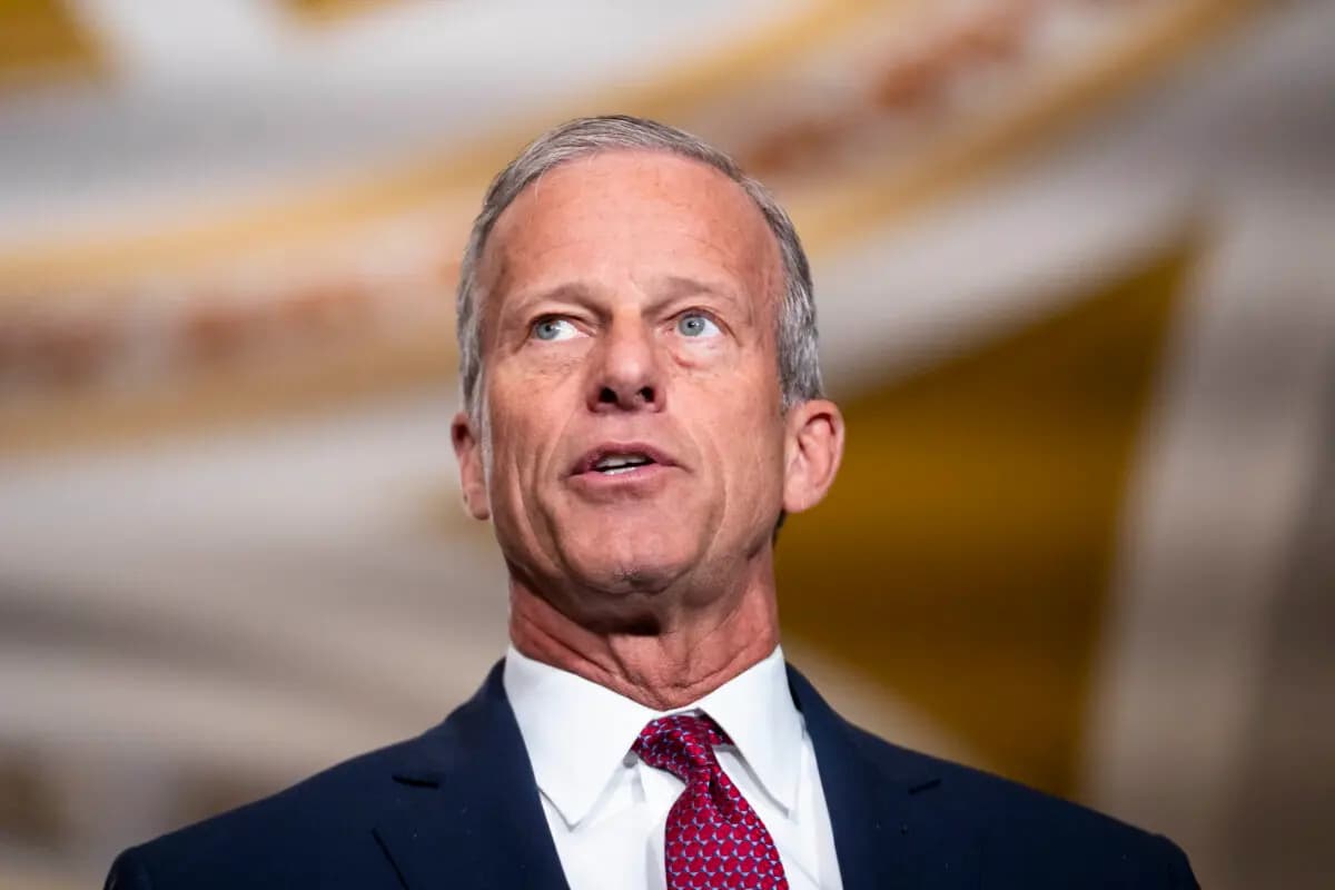 El líder de la mayoría del Senado, John Thune (R-S.D.), habla con miembros de la prensa en Washington el 14 de abril de 2026. (Madalina Kilroy/The Epoch Times)