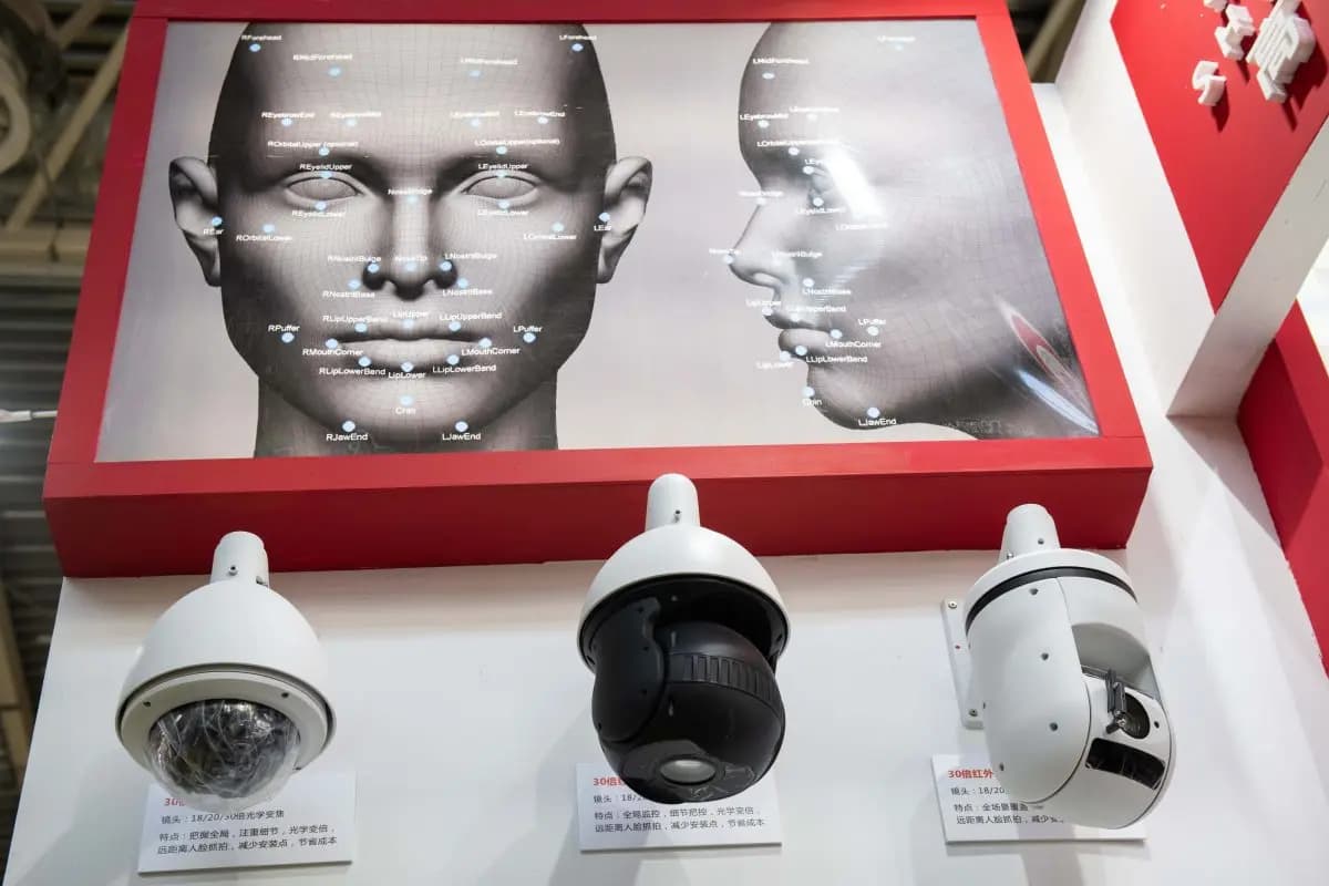 <em>Cámaras de seguridad con inteligencia artificial y tecnología de reconocimiento facial en la 14.ª Exposición Internacional de China sobre Seguridad Pública en Beijing, el 24 de octubre de 2018. (Nicolas Asfouri/AFP/Getty Images).</em>