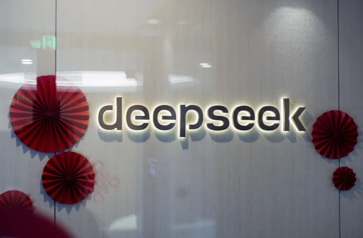 <em>Logotipo de DeepSeek en las oficinas de la startup china de IA DeepSeek en Hangzhou, China, el 5 de febrero de 2025. (STR/AFP vía Getty Images).</em>