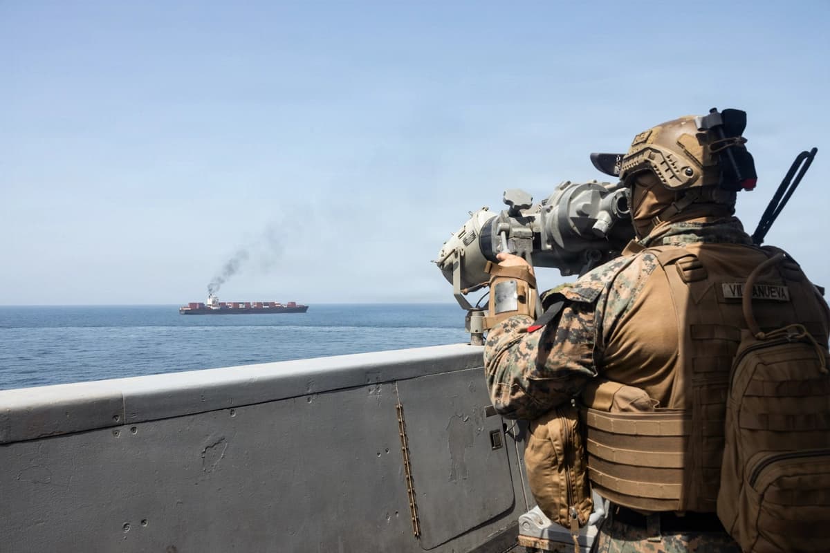 Las fuerzas estadounidenses patrullan el mar Arábigo cerca del estrecho de Ormuz, el 20 de abril de 2026. (Armada de EE. UU. vía Getty Images)