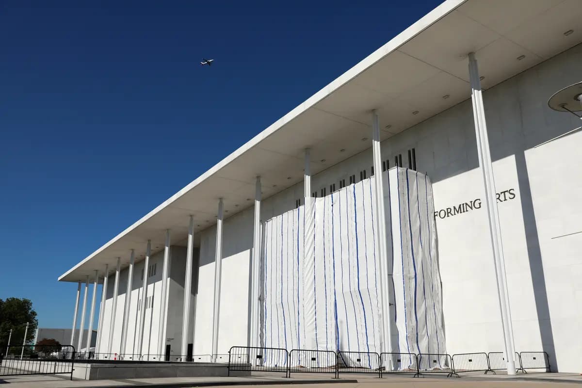La fachada del Centro John F. Kennedy para las Artes Escénicas está cubierta con una lona mientras continúan los trabajos para retirar el nombre del presidente Donald Trump en Washington, el 13 de junio de 2026. (Foto AP/Rahmat Gul)