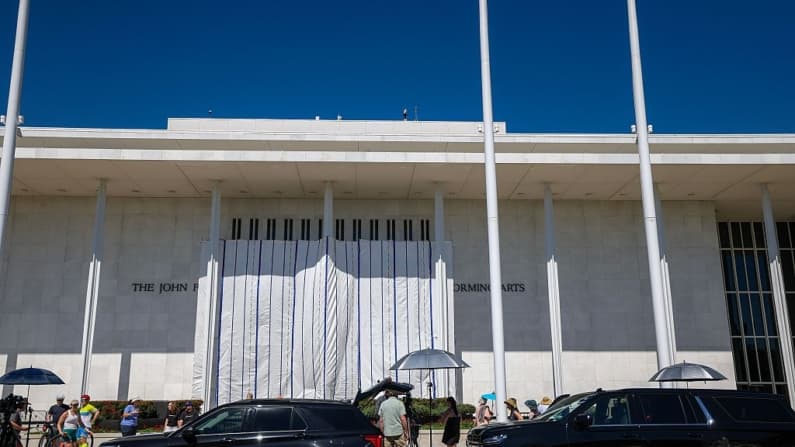Centro Kennedy ya no lleva el nombre de Trump