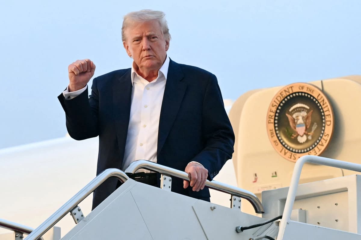 El presidente Donald Trump desciende del Air Force One a su llegada a la Base Conjunta Andrews en Maryland, el 4 de mayo de 2025. (Saul Loeb/AFP vía Getty Images)