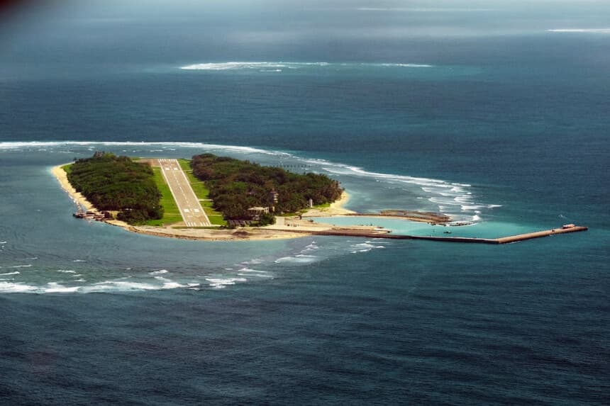 Vista de la isla Taiping, controlada por Taiwán, en el Mar de China Meridional el 29 de noviembre de 2016. (Sam Yeh /AFP/Getty Images)