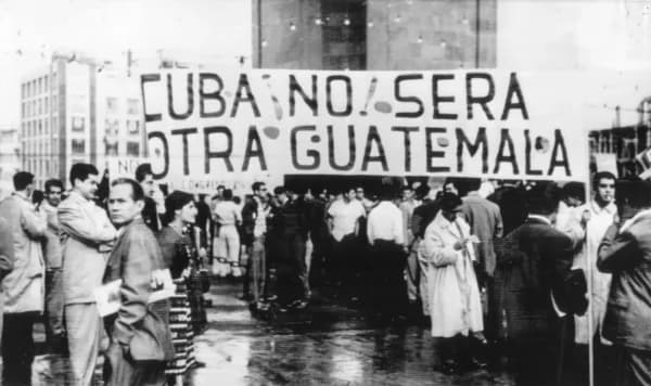 Una pancarta reza: "Cuba no será otra Guatemala", durante una manifestación antiestadounidense y pro-Castro en la Ciudad de México, México, el 12 de julio de 1960. La manifestación terminó violentamente cuando la policía de la Ciudad de México intervino para evitar que se quemara una bandera estadounidense. (Foto AP/SFD)
