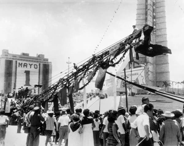 Los restos del águila imperial del acorazado estadounidense Maine se exhiben durante un desfile en La Habana, Cuba, el 1 de mayo de 1961. Los líderes cubanos están eliminando todo vestigio de lo que consideran el protectorado estadounidense. (AFP vía Getty Images)