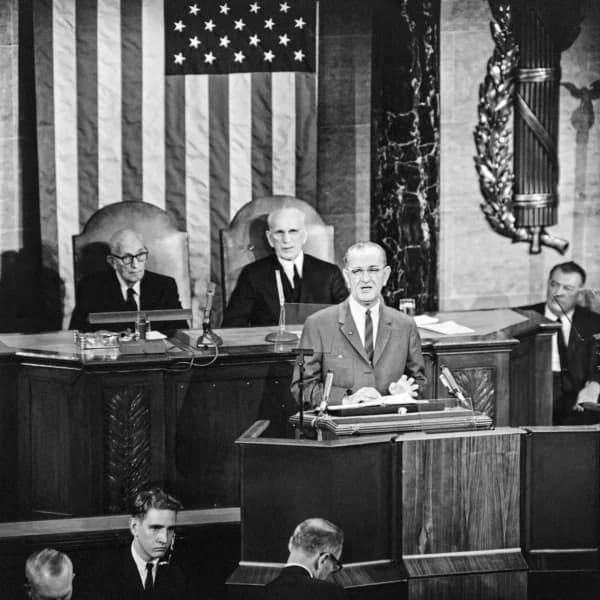 El presidente Lyndon B. Johnson pronuncia su discurso sobre el Estado de la Unión ante el Congreso en el Capitolio de los Estados Unidos el 12 de enero de 1966. (AFP vía Getty Images)