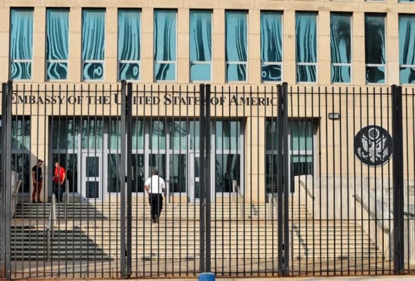 La Embajada de Estados Unidos en La Habana, Cuba, el 17 de diciembre de 2015. Estados Unidos anunció la reanudación de los vuelos regulares hacia y desde Cuba. (Yamil Lage/AFP vía Getty Images)