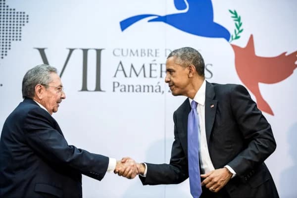 El primer secretario del Partido Comunista de Cuba, Raúl Castro, y el presidente de Estados Unidos, Barack Obama, se dan la mano durante la Cumbre de las Américas en Ciudad de Panamá, Panamá, el 11 de abril de 2015. (Fotografía oficial de la Casa Blanca por Pete Souza)