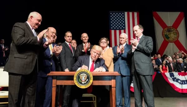 El presidente Donald Trump firma el Memorando Presidencial de Seguridad Nacional sobre el Fortalecimiento de la Política de Estados Unidos hacia Cuba, en Miami, el 16 de junio de 2017. (Fotografía oficial de la Casa Blanca por Shealah Craighead)