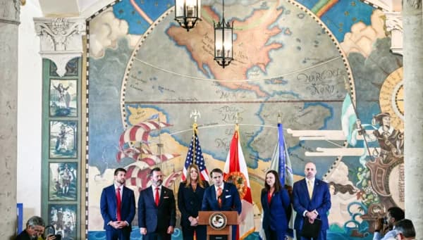 El fiscal general interino Todd Blanche (Centro) anuncia la acusación formal contra el exlíder cubano Raúl Castro en Miami, el 20 de mayo de 2026. El Departamento de Justicia acusó a Castro, de 94 años, por el derribo de aviones civiles en 1996 (conocido como los asesinatos de los "Hermanos al Rescate"). Una acusación formal, que se hizo pública, imputó a Castro y a otros conspiración para asesinar estadounidenses, entre otros cargos. (Chandan Khanna/AFP vía Getty Images)