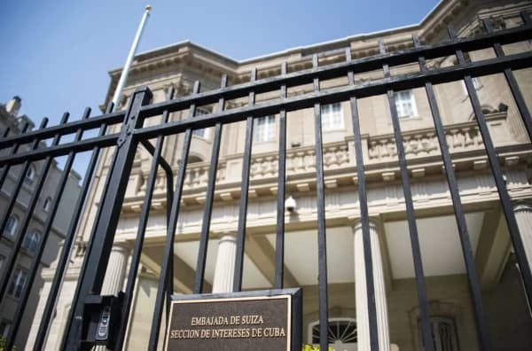 Un mástil vacío se alza frente a la Sección de Intereses Cubanos de la Embajada de Suiza en Washington el 1 de julio de 2015, que se convertirá en la Embajada de Cuba. El presidente estadounidense Barack Obama anunció un acuerdo para restablecer las relaciones diplomáticas con Cuba. (Jim Watson/AFP vía Getty Images)
