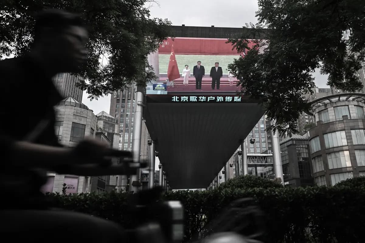 Un hombre pasa junto a una pantalla gigante instalada fuera de un centro comercial en Beijing el 8 de junio de 2026, en la que se muestra un programa de noticias sobre la reunión entre el presidente de China, Xi Jinping, y el líder norcoreano, Kim Jong Un, celebrada en Corea del Norte. (Pedro Pardo/AFP vía Getty Images)