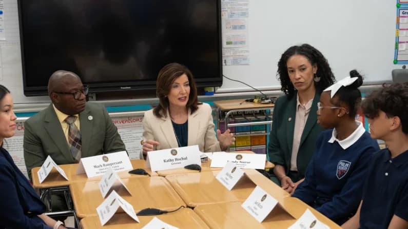 Maestros destacan más convivencia tras el veto a los celulares en escuelas de Nueva York