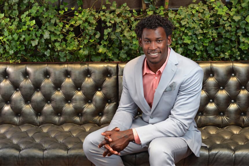 Sesión fotográfica del jugador de la NFL Aldon Smith el 21 de junio de 2013 en la ciudad de Nueva York. (Foto de Mike Coppola/Getty Images para Aldon Smith).