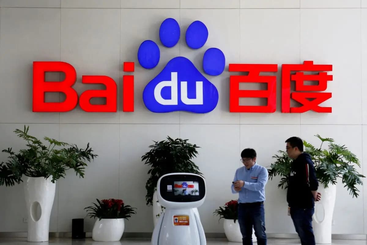 Unos hombres interactúan con un robot de IA de Baidu frente al logotipo de la empresa en su sede de Beijing el 23 de abril de 2021. (Florence Lo/Reuters)