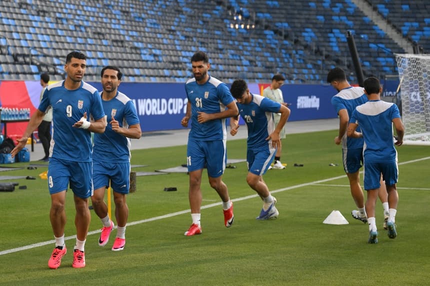 Los jugadores de Irán participan en una sesión de entrenamiento en el Carson Sports Park de Carson, California, el 14 de junio de 2026, en vísperas del partido de fútbol de la Copa del Mundo de 2026 entre Irán y Nueva Zelanda. (Patrick T. Fallon / AFP vía Getty Images)
