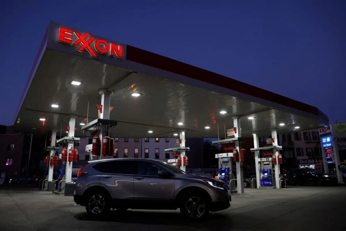 Un automóvil en una gasolinera Exxon en Brooklyn, Nueva York, el 23 de noviembre de 2021. (Andrew Kelly/Reuters).