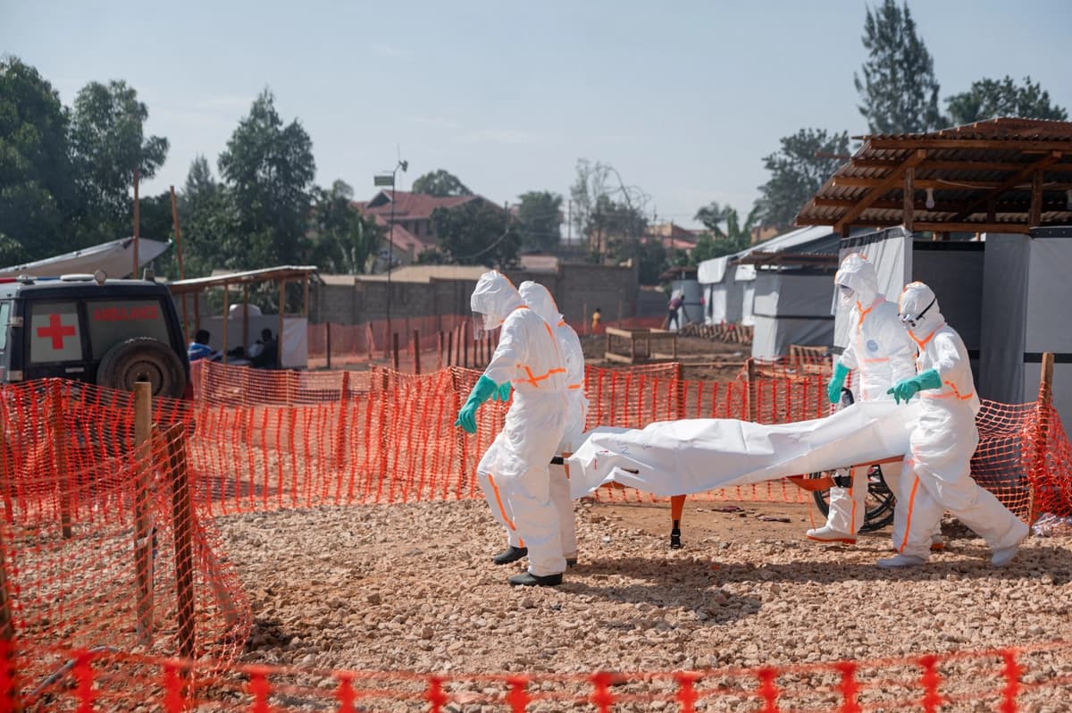 Personal de respuesta transporta el cuerpo de una persona que falleció a causa del ébola en Bunia, Congo, el 13 de junio de 2026. (Jospin Mwisha/AFP vía Getty Images).