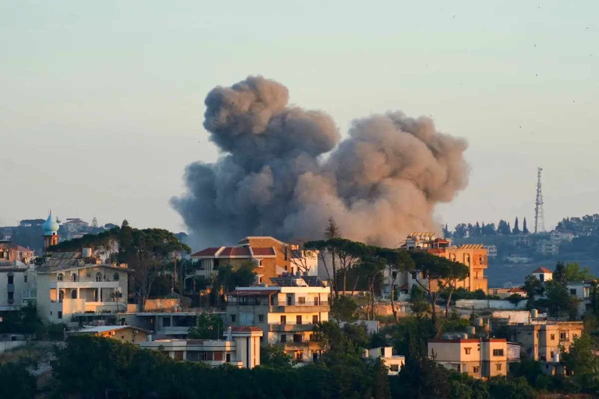 El humo se eleva desde el lugar de un ataque aéreo israelí en la ciudad de Nabatieh, al sur del Líbano, el 12 de junio de 2026. (Abbas Fakih/AFP vía Getty Images)