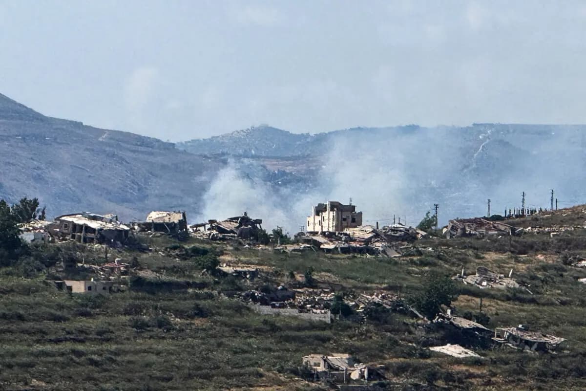 El humo se eleva cerca de estructuras destruidas en el sur del Líbano, visto desde el lado israelí de la frontera entre Israel y el Líbano, en el norte de Israel, el 14 de junio de 2026. (Avi Ohayon/Reuters)