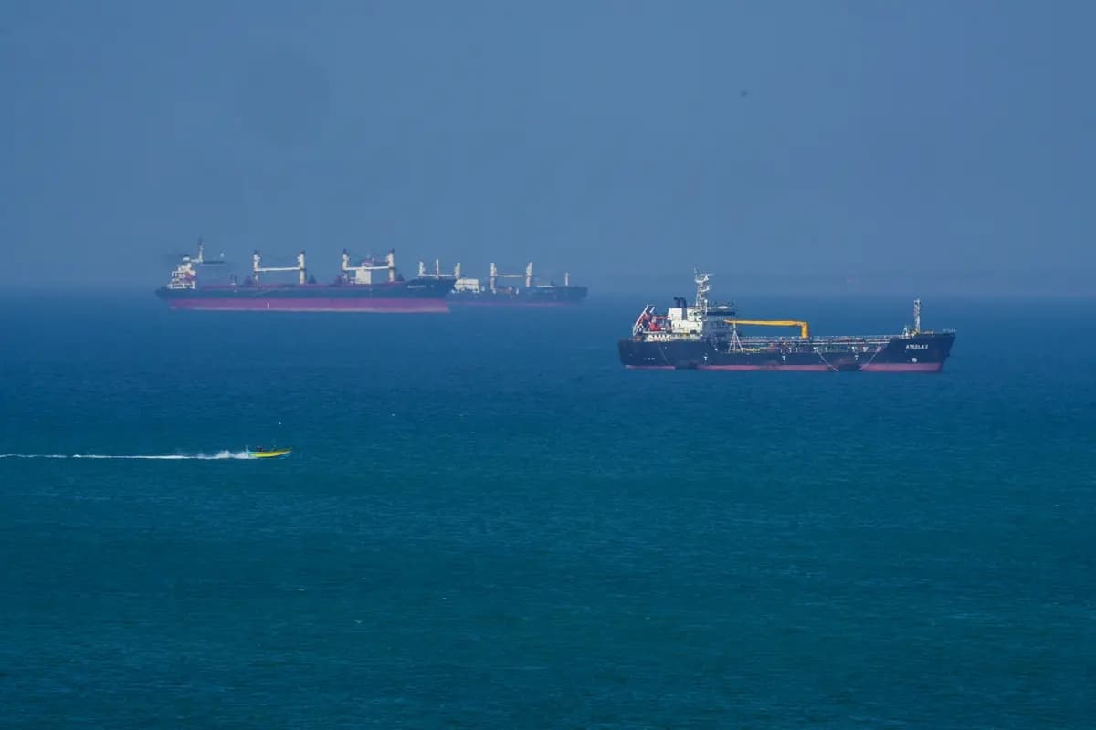 Se observa un petrolero navegando cerca de la isla de Qeshm, Irán, en el Estrecho de Ormuz, el 28 de abril de 2026. (Asghar Besharati/Getty Images)