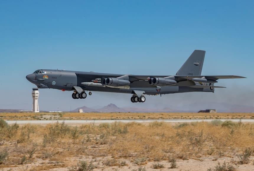Accidente de un bombardero B-52 en California deja ocho presuntos fallecidos