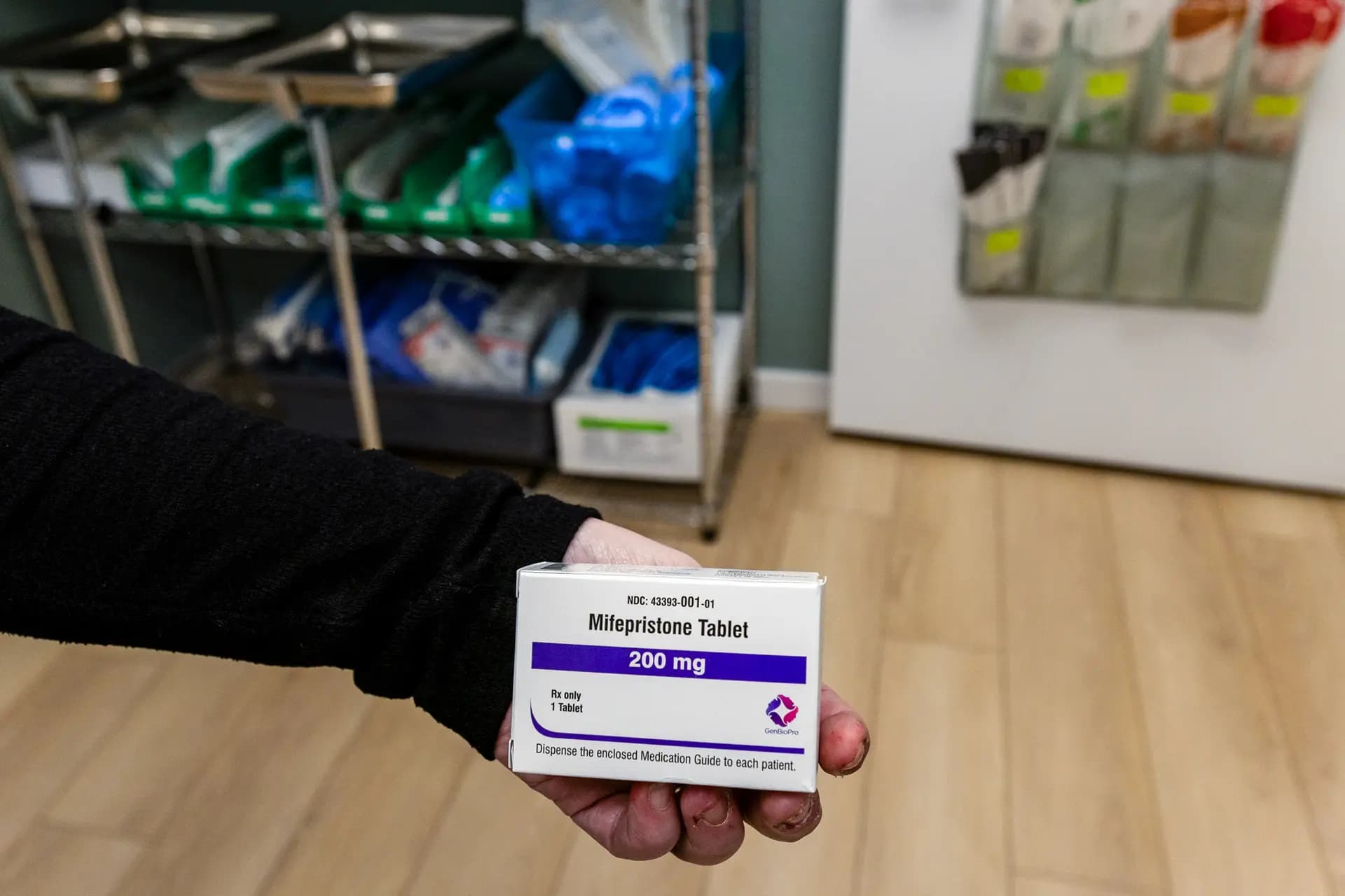 <em>En esta ilustración fotográfica, se observa un paquete de mifepristona en una clínica de abortos en Casper, Wyoming, el 10 de marzo de 2025. La FDA aprobó la mifepristona en el año 2000, pero solo los médicos podían recetarla, y únicamente después de tres consultas presenciales. En 2021, se eliminó el requisito de la consulta presencial y las pacientes pudieron solicitarla por correo. (Natalie Behring/Getty Images).</em>