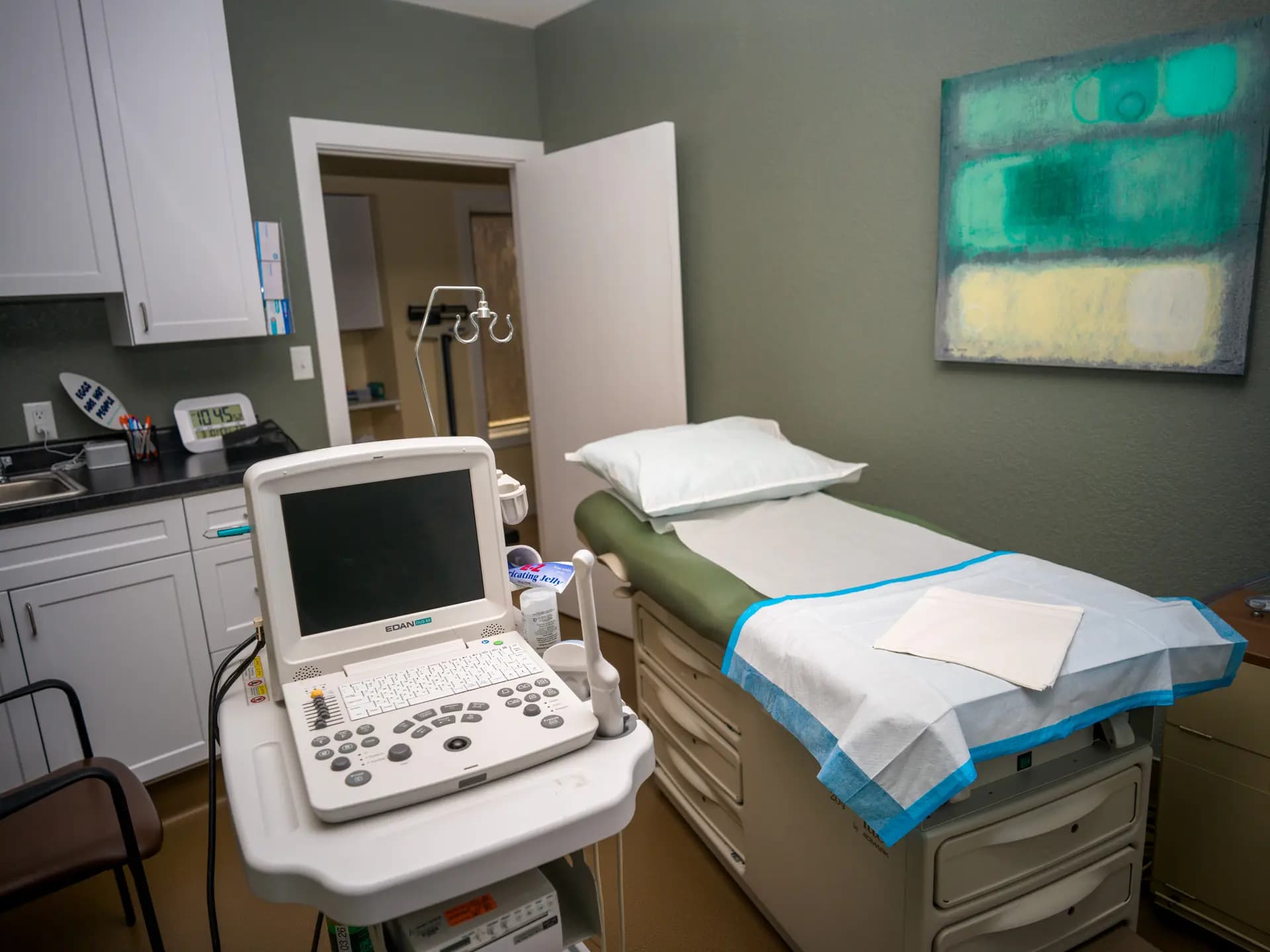<em>Una sala de examen está vacía en una clínica de abortos en Casper, Wyoming, el 10 de marzo de 2025. Para cuando se finalizó la normativa sobre pedidos de pastillas abortivas por correo en 2023, casi dos tercios de todos los abortos en Estados Unidos fueron químicos. (Natalie Behring/Getty Images).</em>