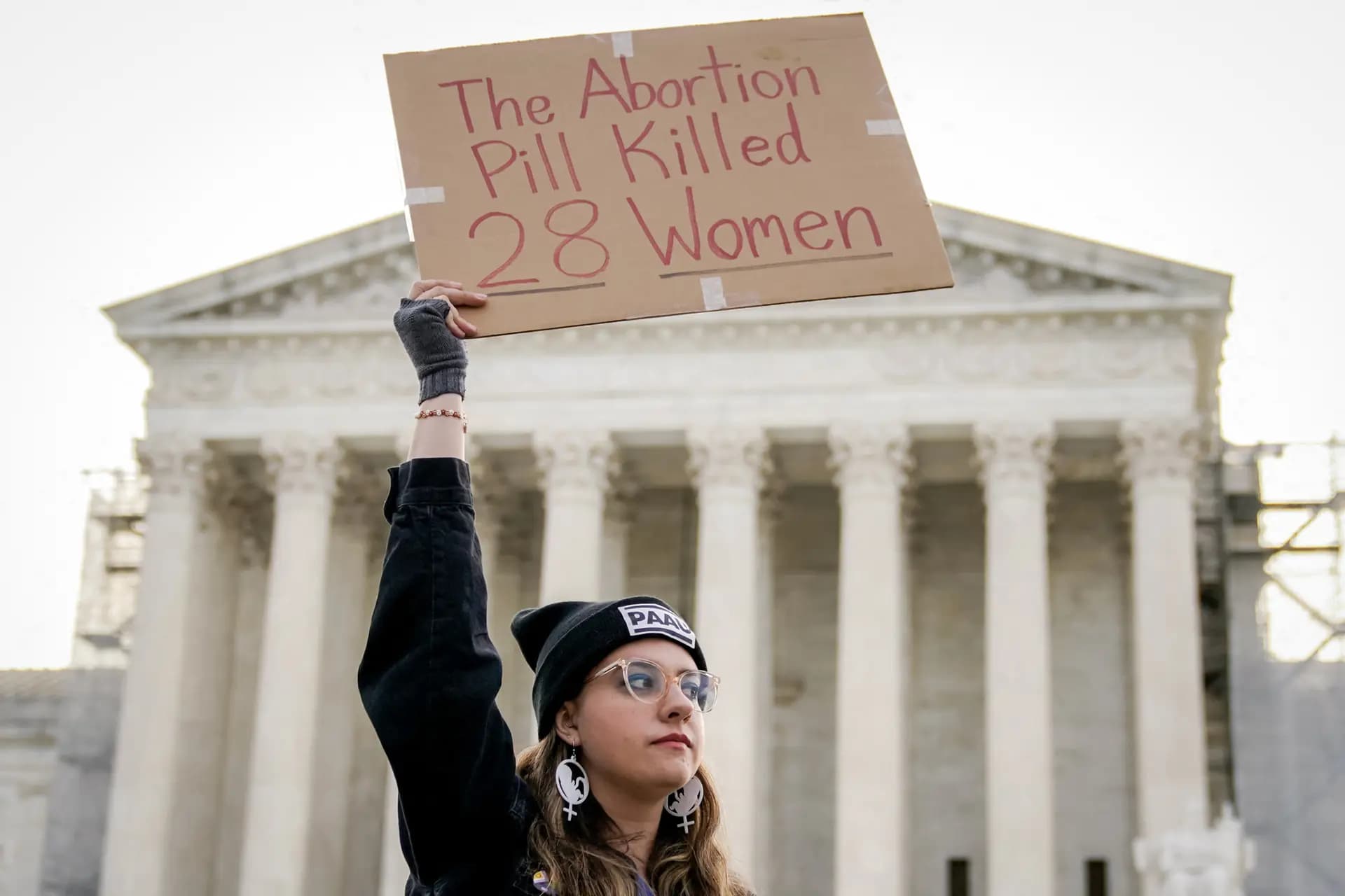 <em>Una mujer sostiene un cartel en una manifestación provida frente a la Corte Suprema de Estados Unidos el 26 de marzo de 2024. La cuestión de los requisitos de presencia física para obtener la pastilla abortiva está a punto de ser debatida por la Corte Suprema, gracias a una demanda del estado de Luisiana. (Drew Angerer/ AFP vía Getty Images).</em>
