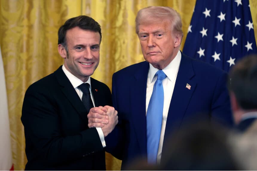 El presidente estadounidense Donald Trump y el presidente francés Emmanuel Macron se dan la mano durante una rueda de prensa conjunta en el Salón Este de la Casa Blanca el 24 de febrero de 2025 en Washington, D.C. Macron se reúne con Trump en Washington con motivo del tercer aniversario de la invasión militar a gran escala de Ucrania por parte de Rusia. (Tasos Katopodis/Getty Images).