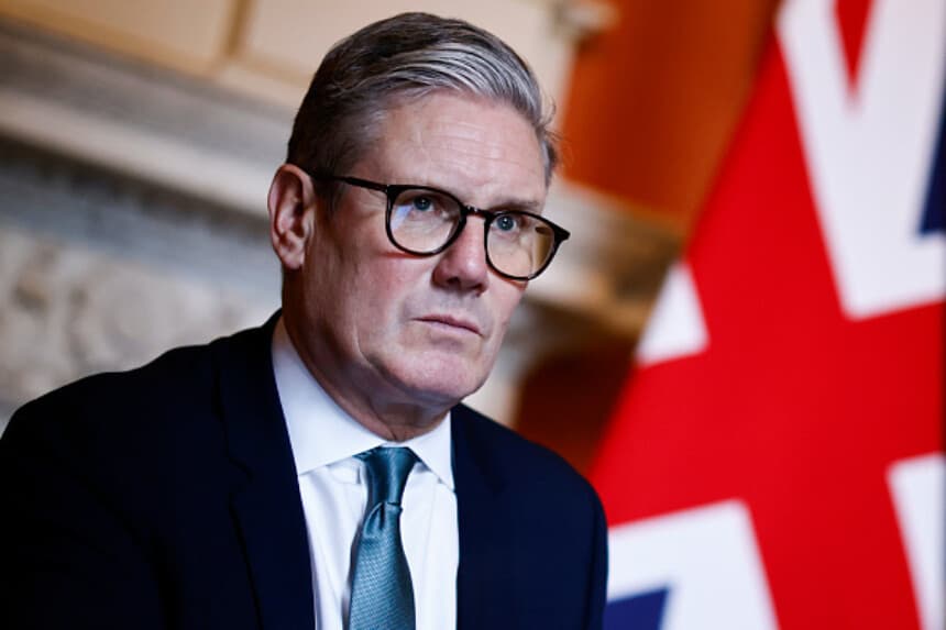El primer ministro británico, Keir Starmer, reacciona durante una reunión con el secretario de Defensa, John Healey, y el miembro de la Cámara de los Lores, George Robertson, en el número 10 de Downing Street el 16 de julio de 2024 en Londres, Inglaterra. (Benjamin Cremel - WPA Pool/Getty Images).