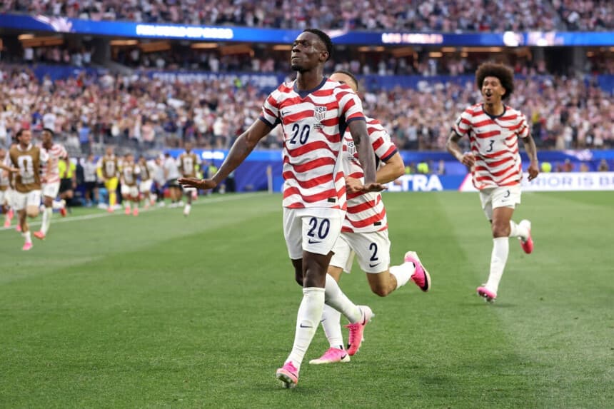 Folarin Balogun (#20) de Estados Unidos celebra el tercer gol de su equipo durante el partido del Grupo D contra Paraguay en el Estadio de Los Ángeles el 12 de junio de 2026. (Richard Heathcote/Getty Images).