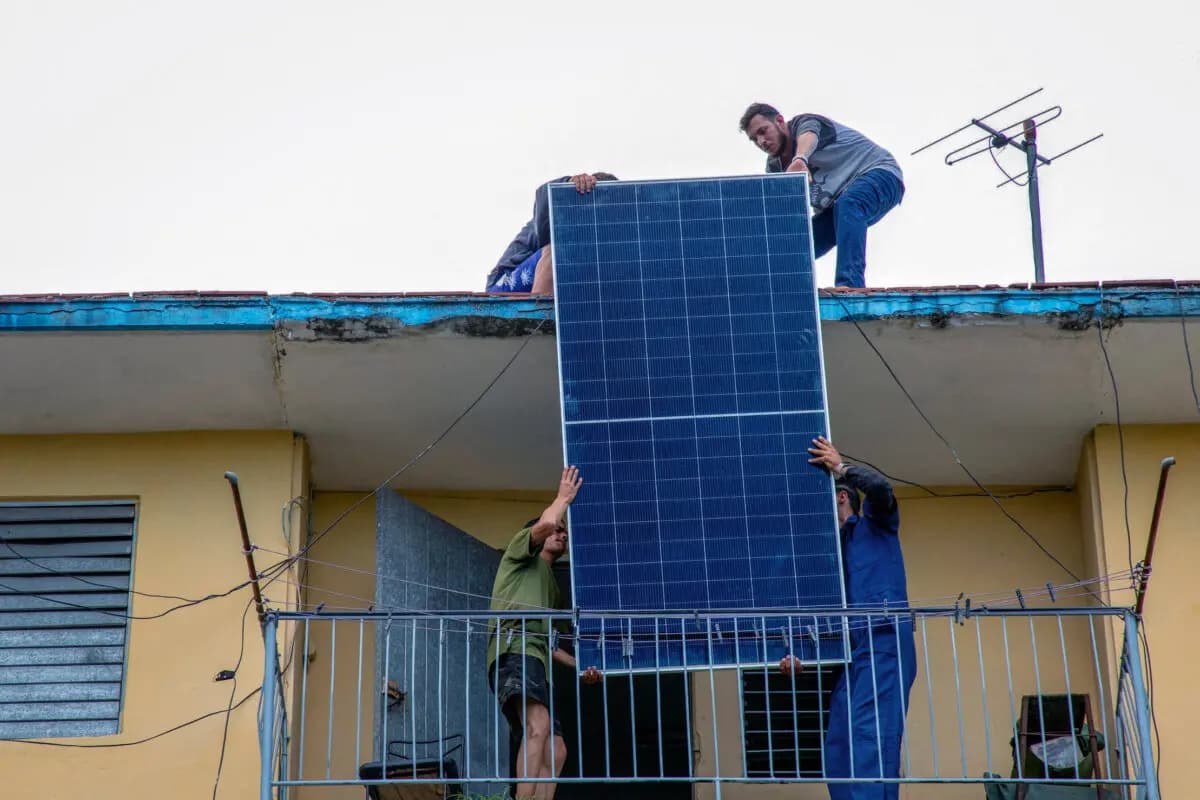 Especialistas en paneles solares instalan paneles solares en la azotea de un edificio de viviendas en Matanzas, Cuba, el 13 de abril de 2026. (AFP vía Getty Images).
