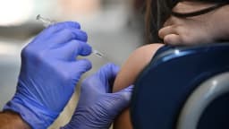 Corte de Apelaciones reabre demanda de enfermera contra mandato de vacuna COVID-19