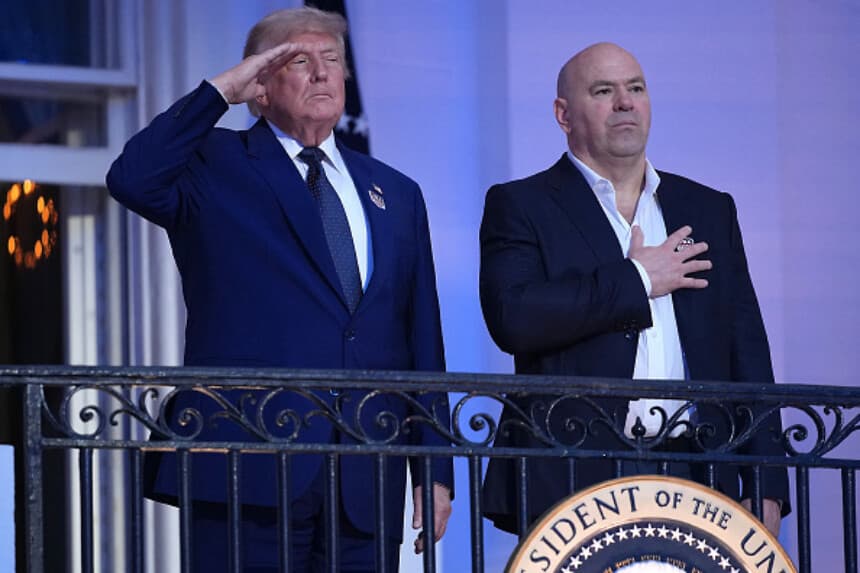 El presidente de Estados Unidos, Donald Trump, y el director ejecutivo de la UFC, Dana White, en el balcón del pórtico sur durante el evento UFC Freedom 250 en el jardín sur de la Casa Blanca, el 14 de junio de 2026 en Washington, D.C. Trump organiza combates de la UFC por su 80 cumpleaños, descritos por la Casa Blanca como “una celebración única del espíritu de lucha estadounidense”. (Andrew Harnik/Getty Images).