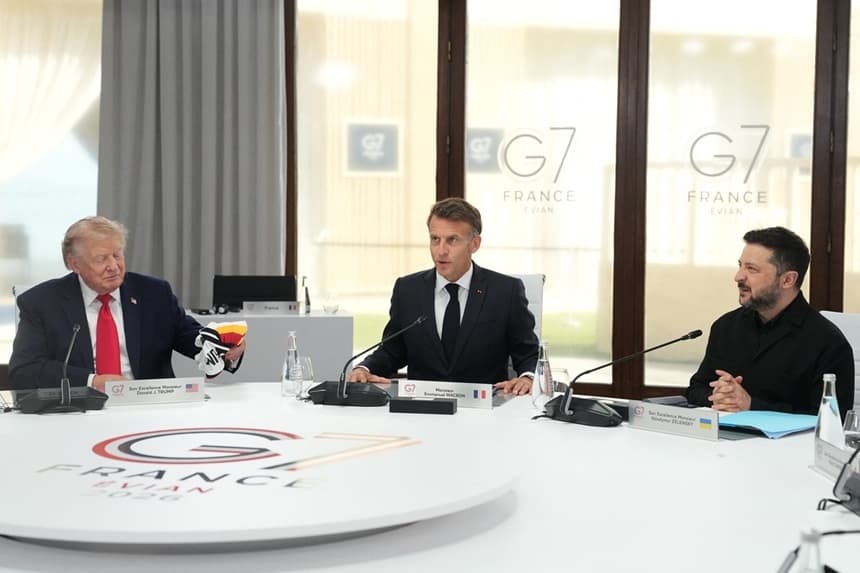 (De izq. a der.) El presidente de Estados Unidos, Donald Trump; el presidente de Francia, Emmanuel Macron; y el presidente de Ucrania, Volodymyr Zelenskyy, participan en una sesión de trabajo durante la cumbre del G7 en Evian-les-Bains, Francia, el 16 de junio de 2026. (Thibault Camus / POOL / AFP)