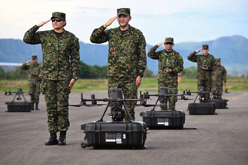 Soldados colombianos participan en la puesta en marcha del primer batallón de aeronaves no tripuladas en la base militar de Tolemaida, Colombia, el 10 de octubre de 2025. (RAÚL ARBOLEDA/AFP vía Getty Images)