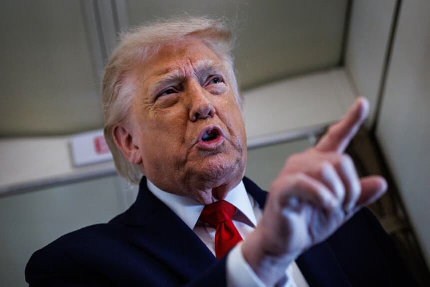 El presidente de Estados Unidos, Donald Trump, habla con periodistas a bordo del Air Force One rumbo a Chippewa Falls, Wisconsin, el 5 de junio de 2026. El presidente Trump se dirige a un evento en Custer Farms, en Chippewa Falls, Wisconsin. (Samuel Corum/Getty Images).