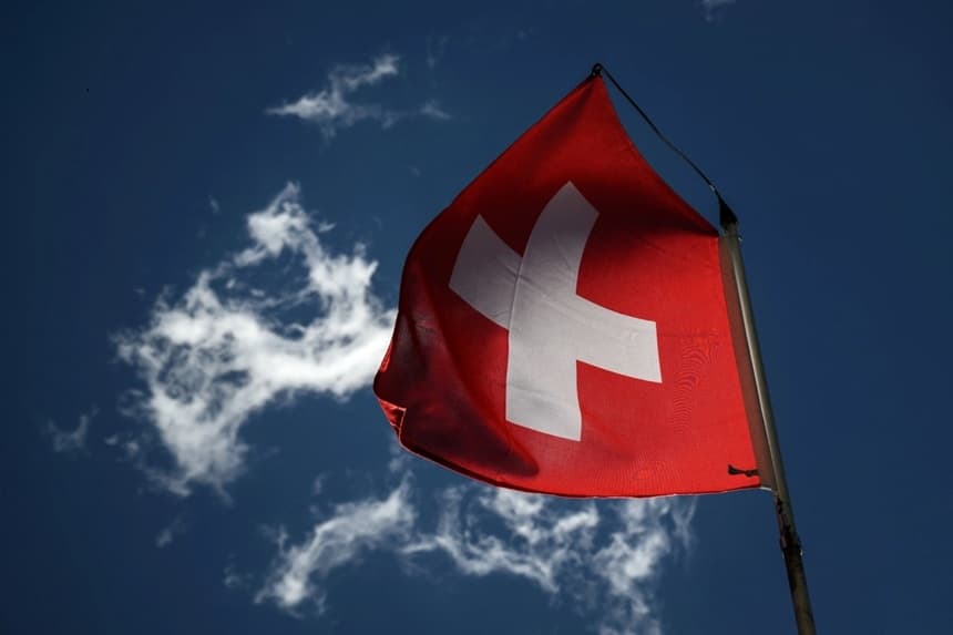 Una bandera nacional suiza ondea en un cielo azul en Bourg-Saint-Pierre, en el oeste de Suiza, el 21 de junio de 2022. (Fabrice Coffrini/AFP vía Getty Images)