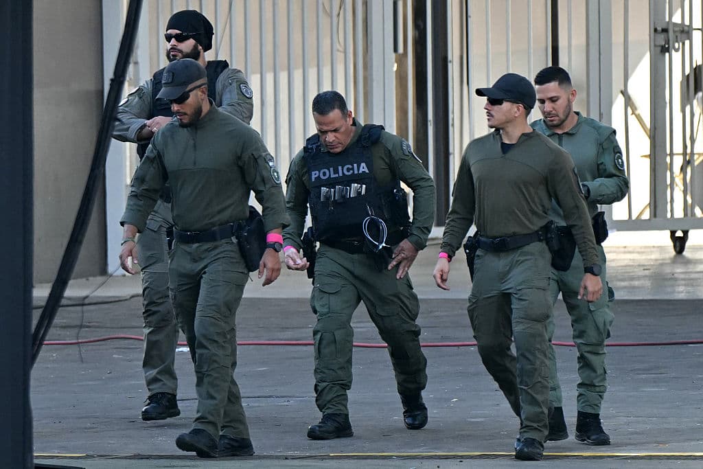 Agentes de policía de Costa Rica, en el Estadio Nacional de San José, el 8 de mayo de 2026. (MARTIN BERNETTI / AFP vía Getty Images)