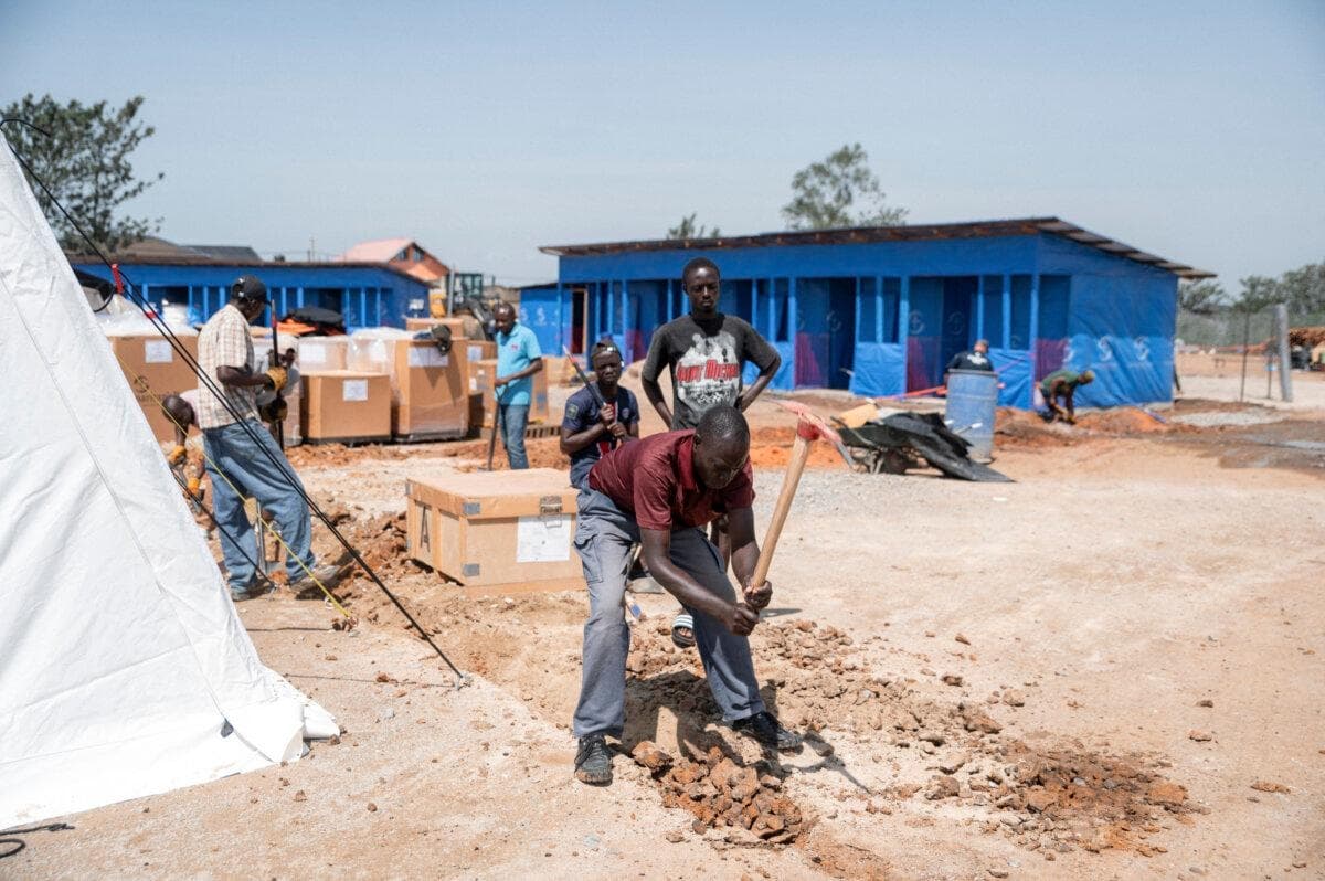 Trabajadores participan en labores de rehabilitación y construcción en el Centro de Tratamiento de Ébola Scott Powell Memorial en Bunia, Congo, el 11 de junio de 2026. (Jospin Mwisha/AFP vía Getty Images)