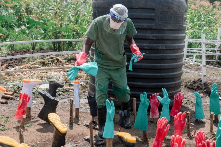 El personal de limpieza lava botas y guantes reutilizables, desinfecta equipos y mantiene las áreas comunes en el centro de tratamiento de Ébola del Hospital General de Referencia de Rwampara, en Rwampara, Congo, el 12 de junio de 2026. (Jospin Mwisha/AFP vía Getty Images)