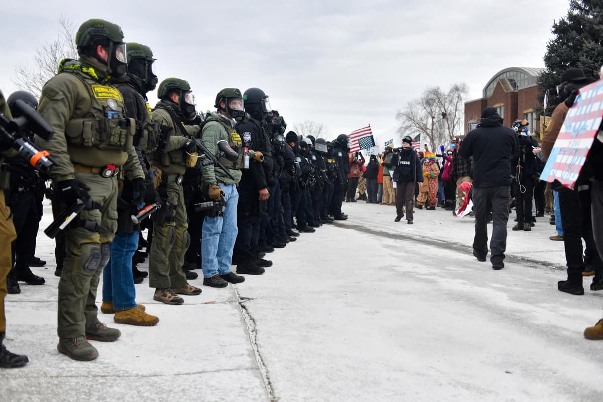 Agentes federales de las fuerzas del orden forman una fila para impedir el acceso de manifestantes anti-ICE a la entrada del edificio federal Bishop Whipple en Minneapolis, Minnesota, el 15 de enero de 2026. (Octavio Jones/AFP vía Getty Images).