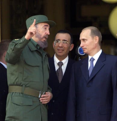 <em>Fidel Castro y Vladimir Putin conversan el 14 de diciembre de 2000 en el Palacio de la Revolución, en La Habana. Putin anunció después el cierre de la base rusa de Lourdes, usada desde la Guerra Fría para interceptar comunicaciones estadounidenses. (Foto de Getty Images)</em>