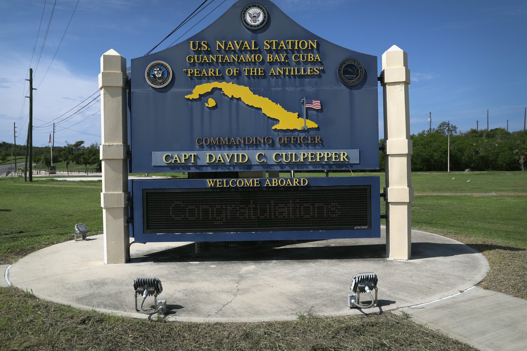 <em>Un letrero da la bienvenida al personal militar a la base naval estadounidense de la Bahía de Guantánamo, también conocida como "Gitmo", el 23 de octubre de 2016 en la Bahía de Guantánamo, Cuba. (Foto de John Moore/Getty Images)</em>